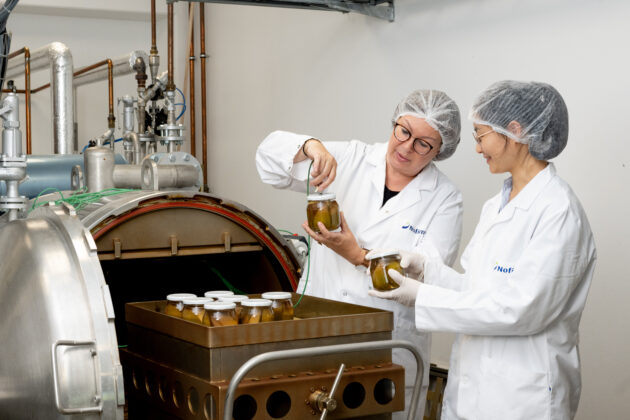 Laila Budal og Sherry Chan med hermetikk som skal få ristebehandling i shaka-autoklaven i Måltidets hus.