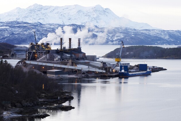 Eksteriørbilde av ferrosilisiumfabrikken Finnfjord AS