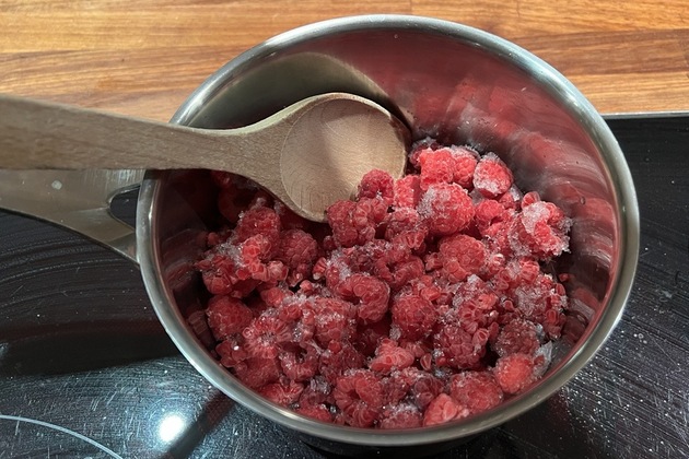 Bildet viser frosne bringebær