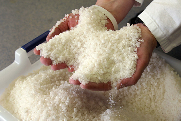 Bildet viser et kar fullt av grovsalt.