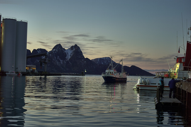 Bildet viser fiskefartøy på vei inn til land, som illustrasjon på sjømatnæringen.