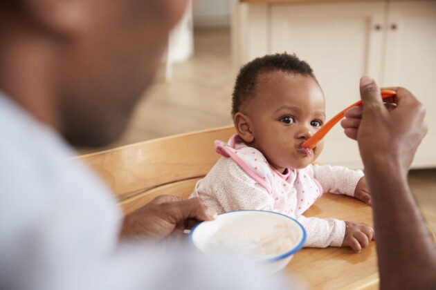 Afrikansk baby mates med grøt