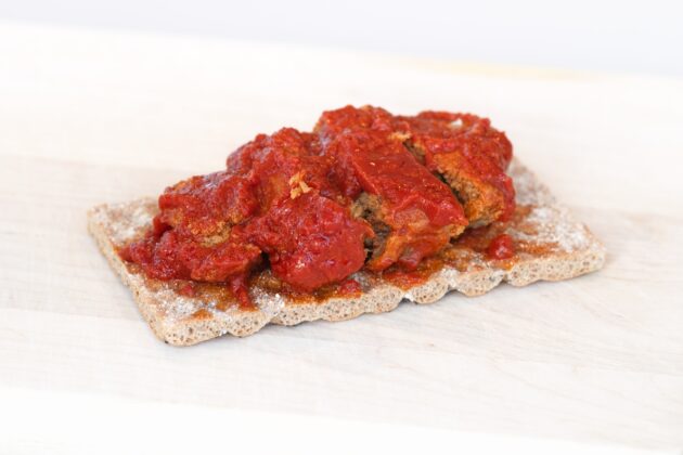 Bilde av et knekkebrød med makrell i tomat