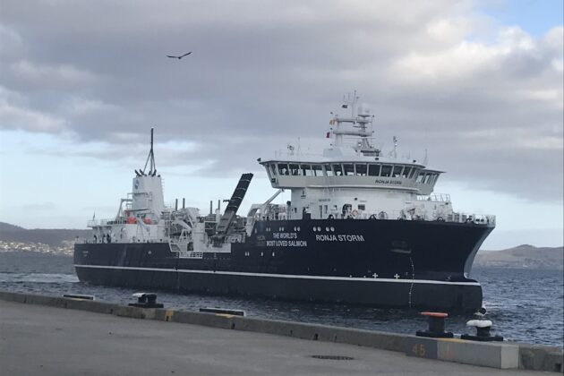 Brønnbåten Ronja Storm forgrafert fra kai.
